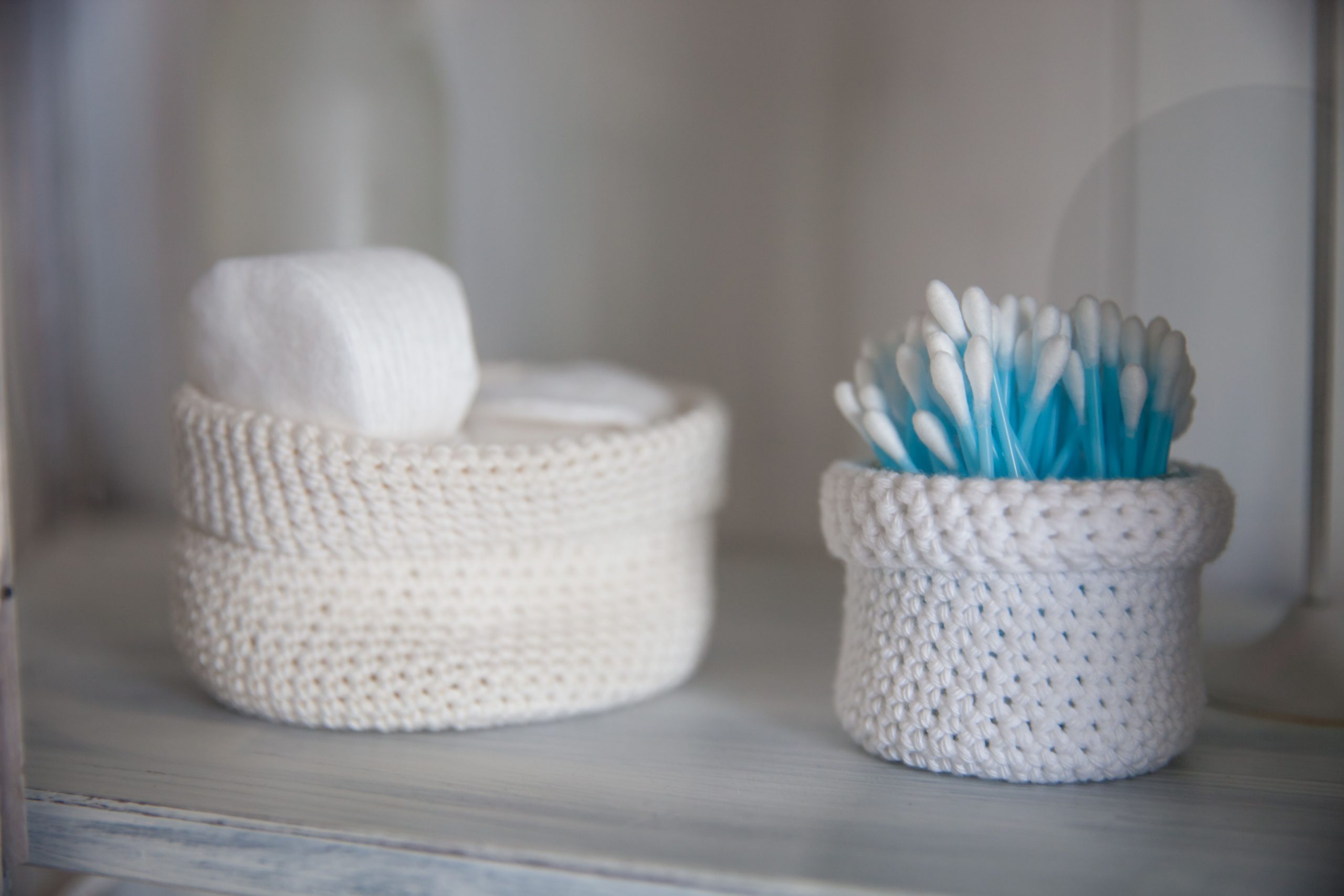 Paniers crochetés remplis de cotons et disques démaquillants