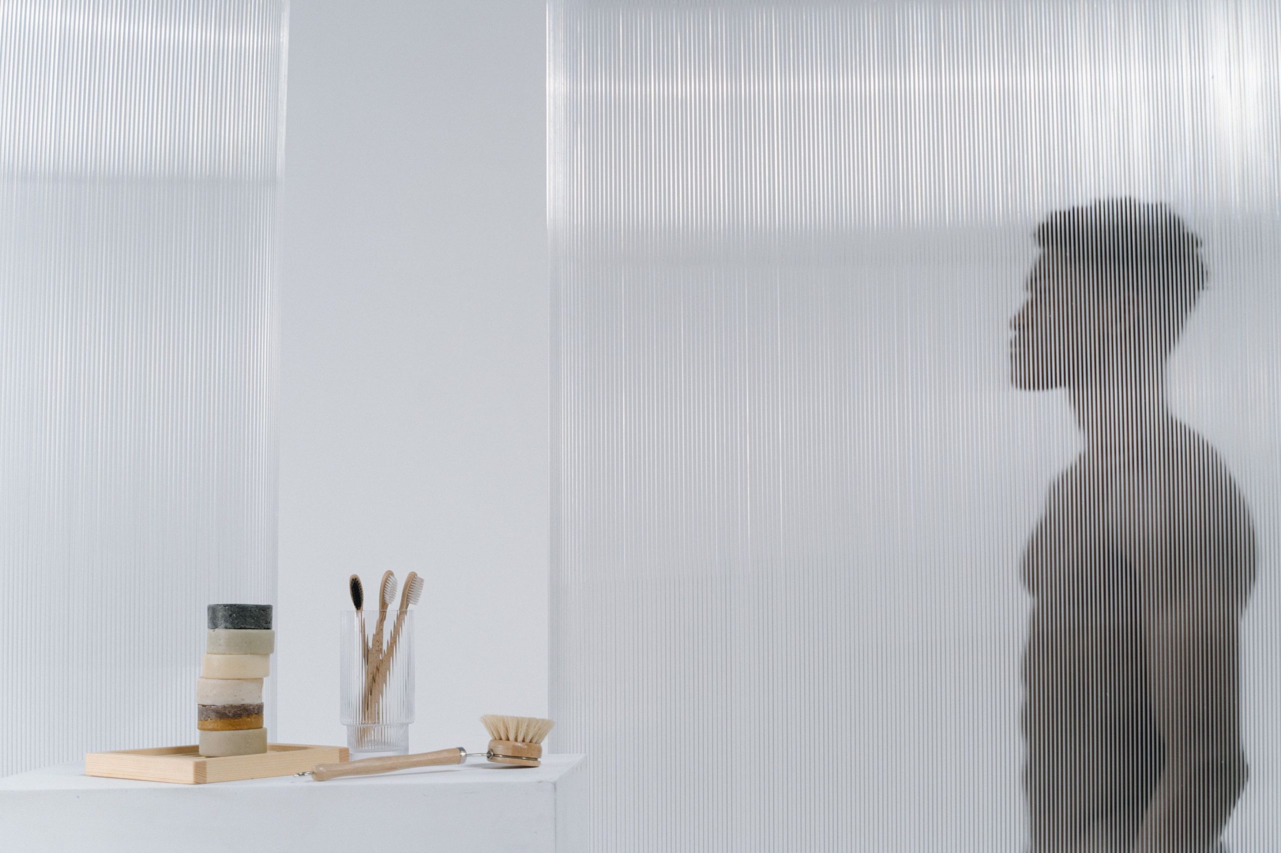 Homme sous la douche avec produits naturels