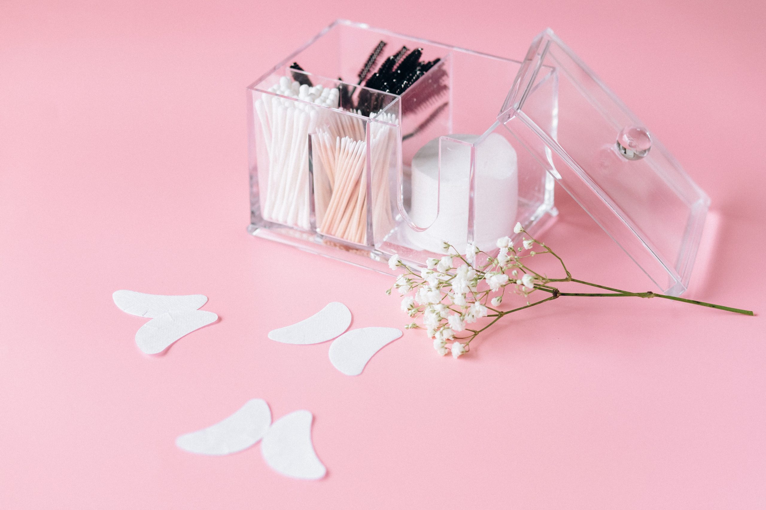Organiseur transparent avec cotons et pinceaux rose pâle