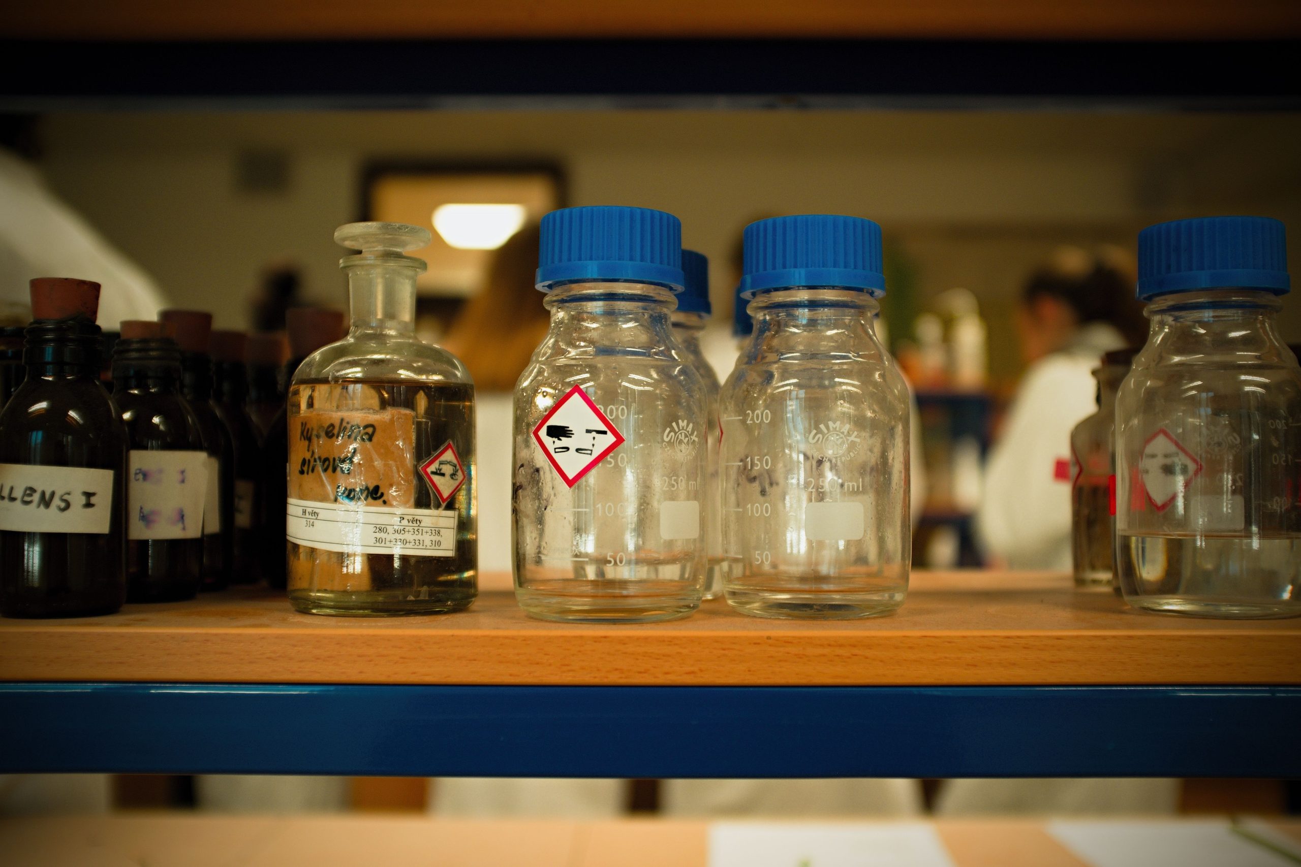 Flacons produits cosmétiques étiquetés laboratoire