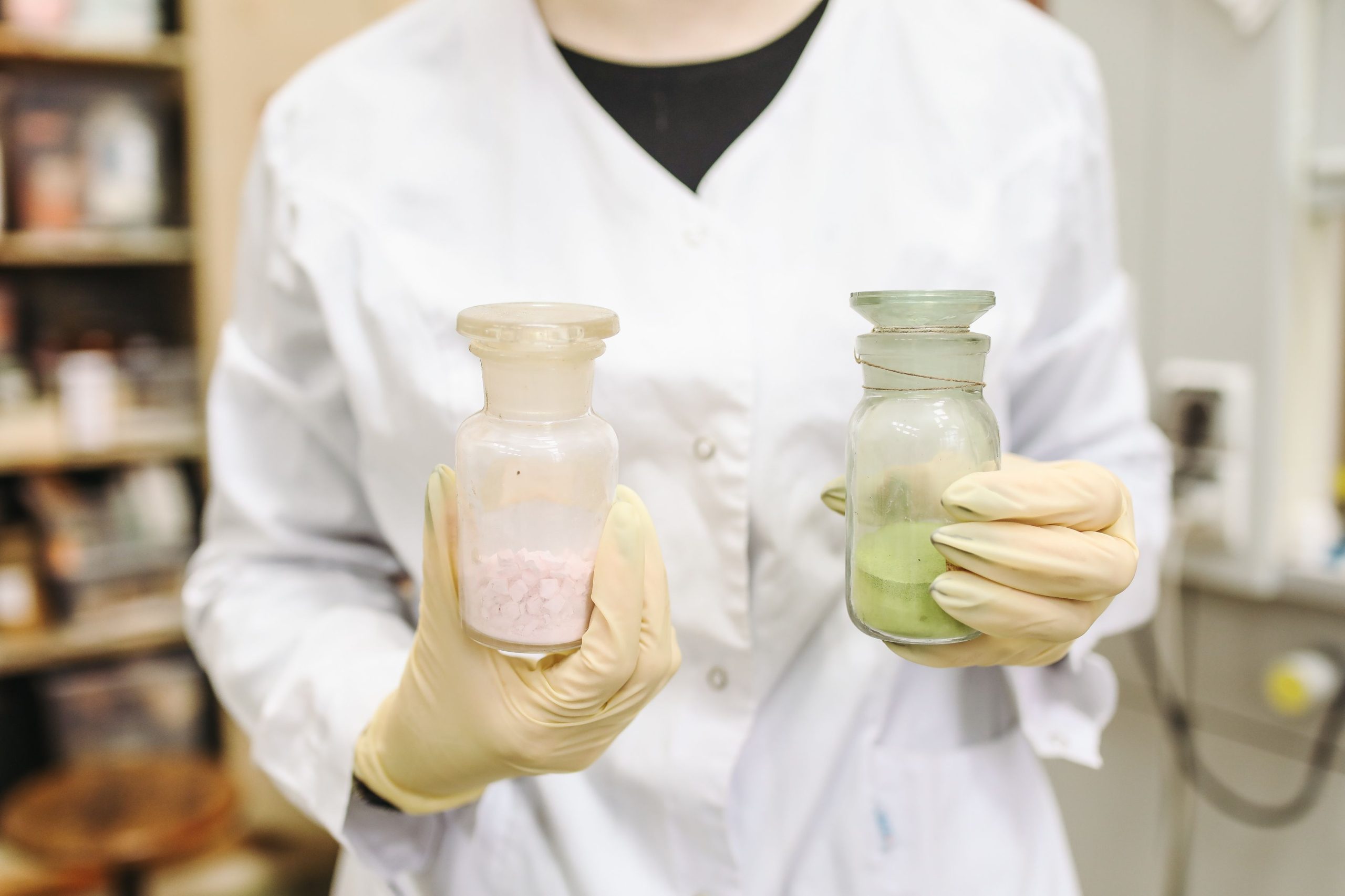 Laborantin manipule flacons chimiques équipé