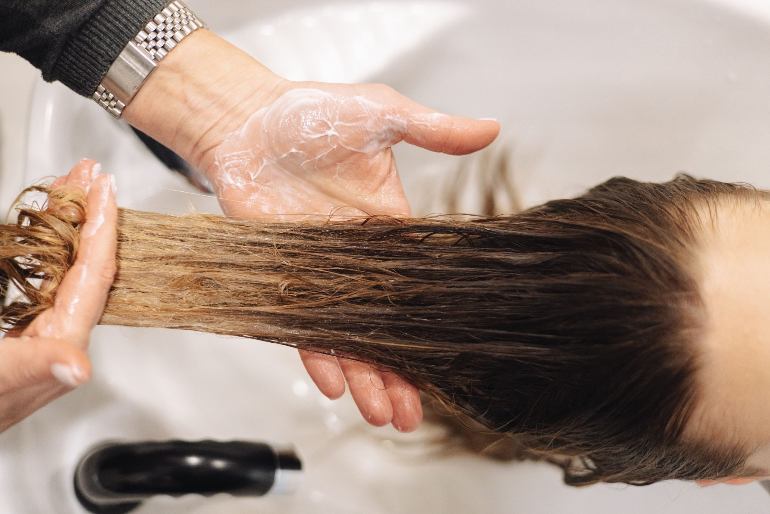 Lavage professionnel cheveux blonds en salon technique