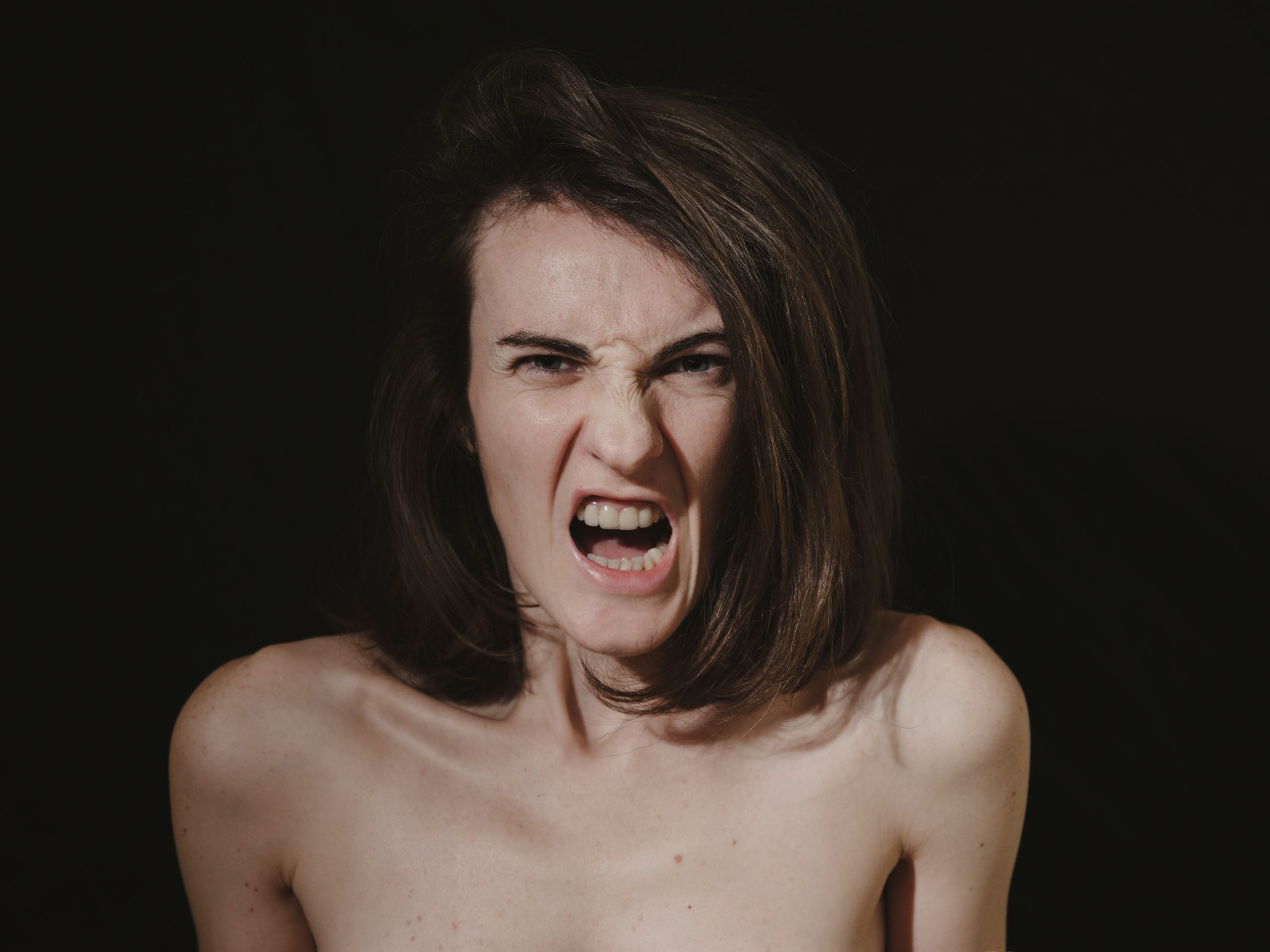Femme exprimant une réaction intense de démangeaison cutanée