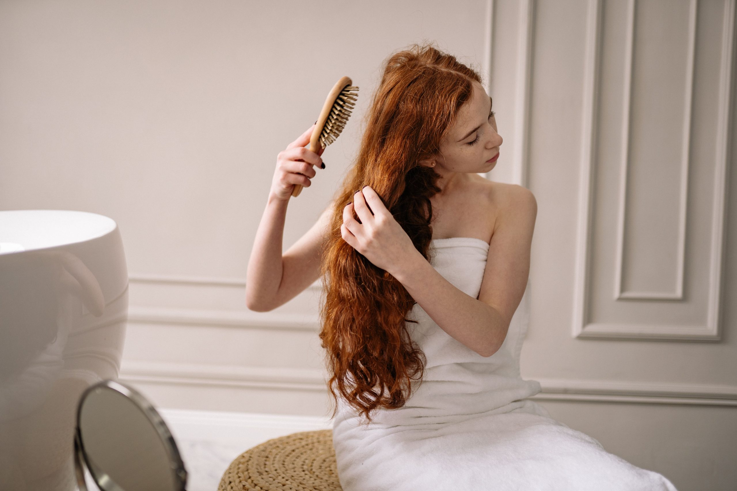 Femme cheveux roux serviette peignant salle bain