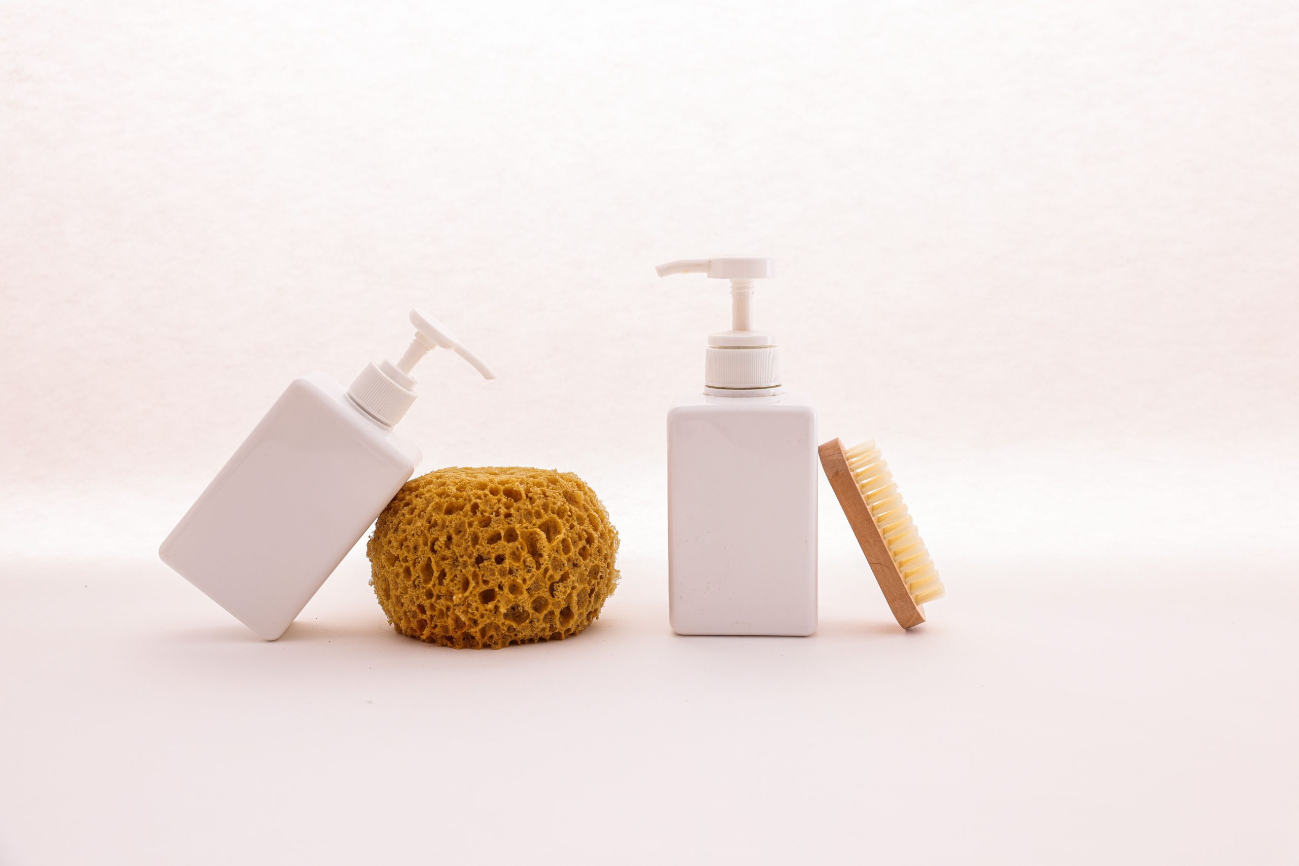 Bouteilles pompe blanches avec brosse et éponge