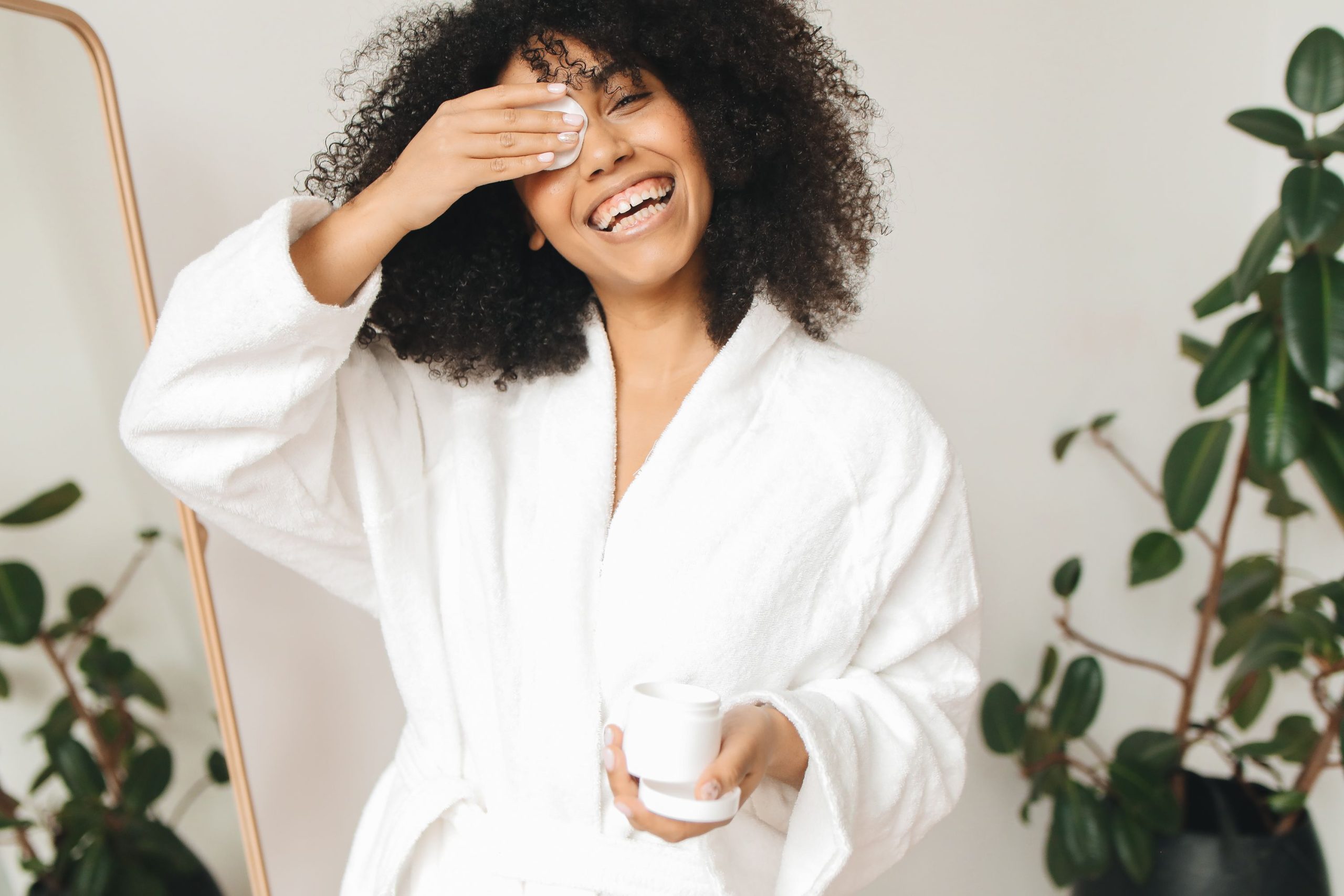 Femme en peignoir routine demaquillage quotidienne