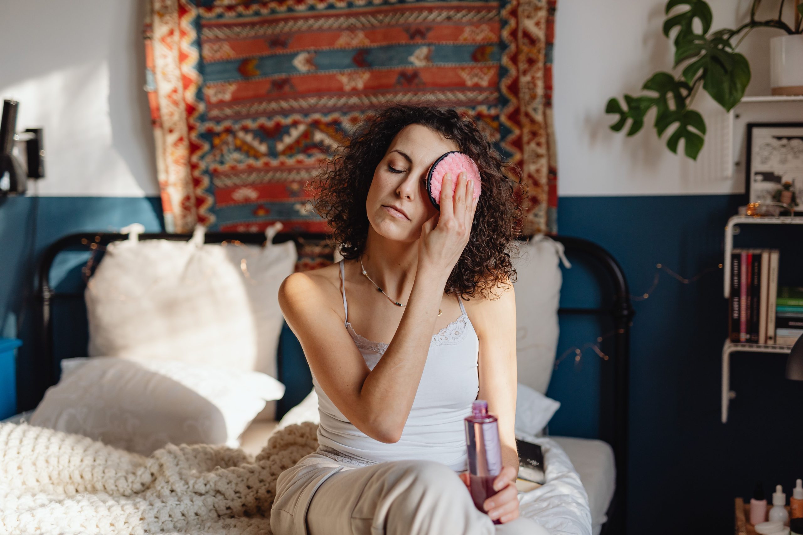 Femme démaquille son visage avec lingette lavable