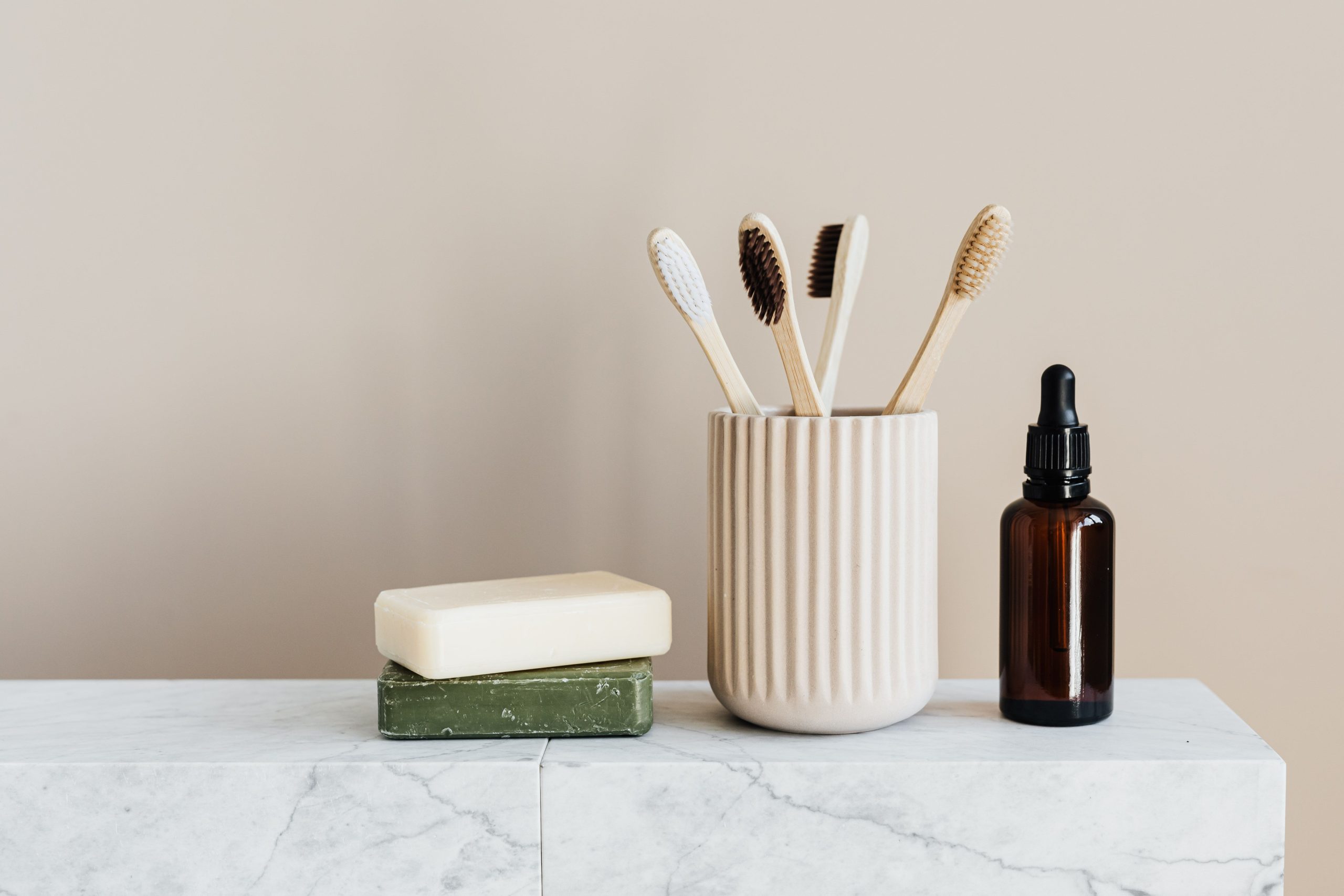 Savons bio et accessoires salle bain minimalistes