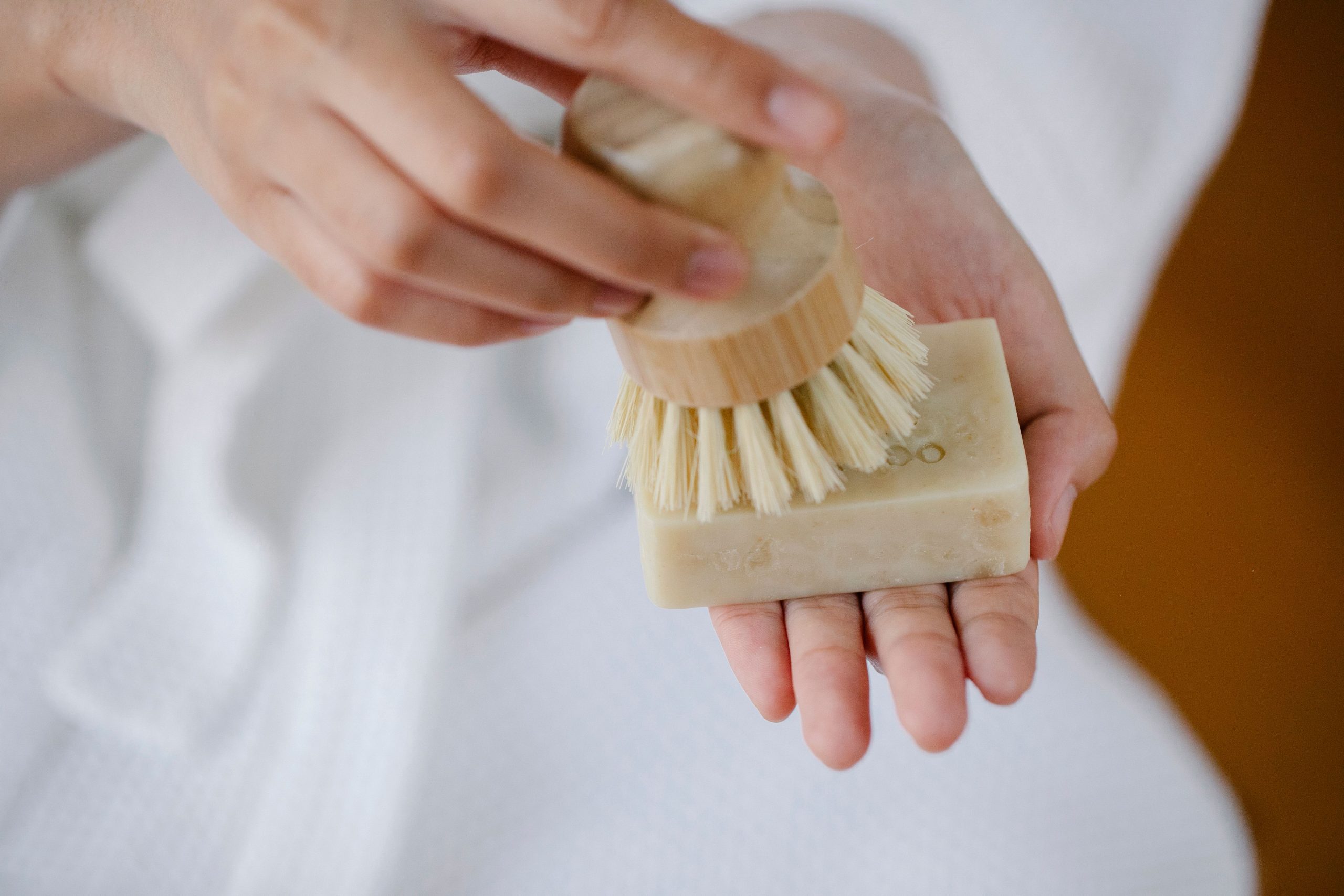 Femme préparant soin avec savon solide écologique