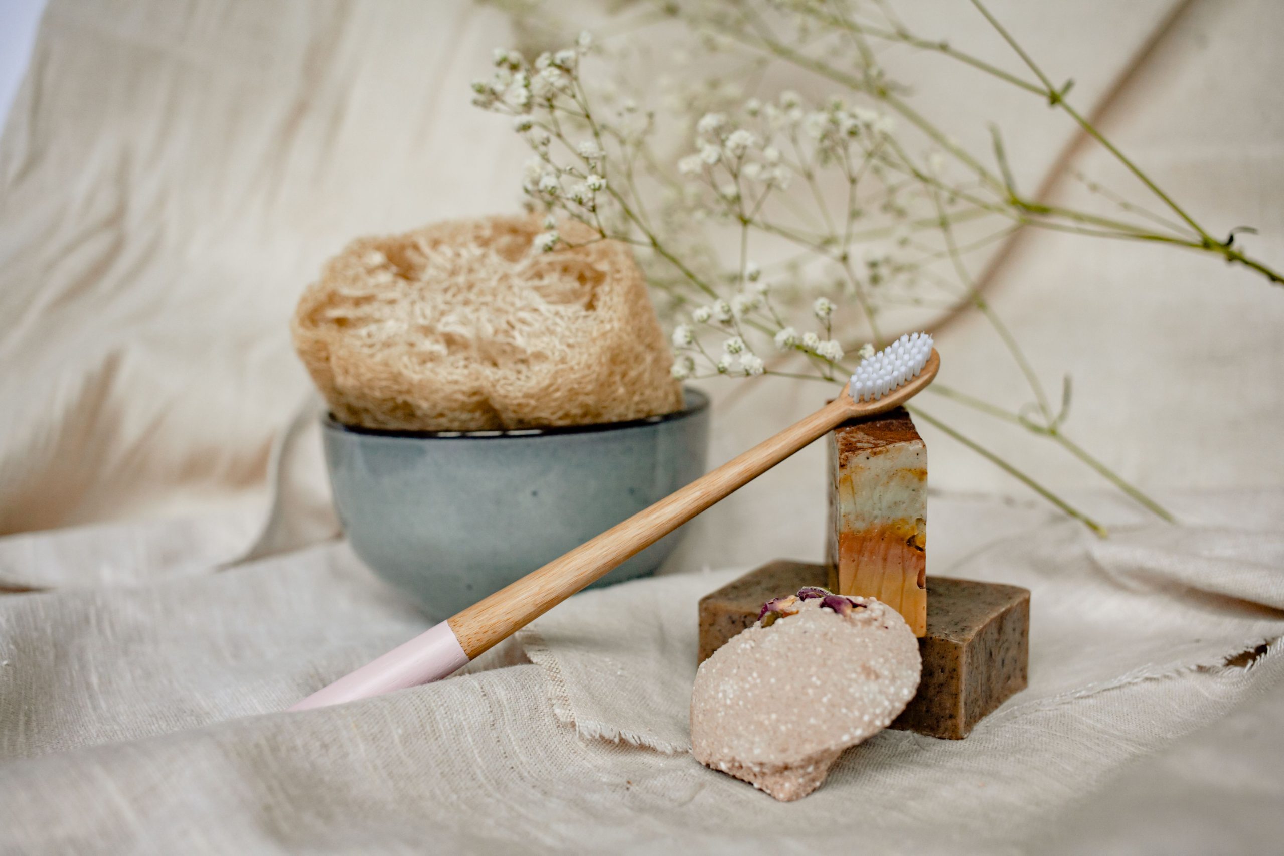 Essentiels salle bain ecologiques brosse bambou savons