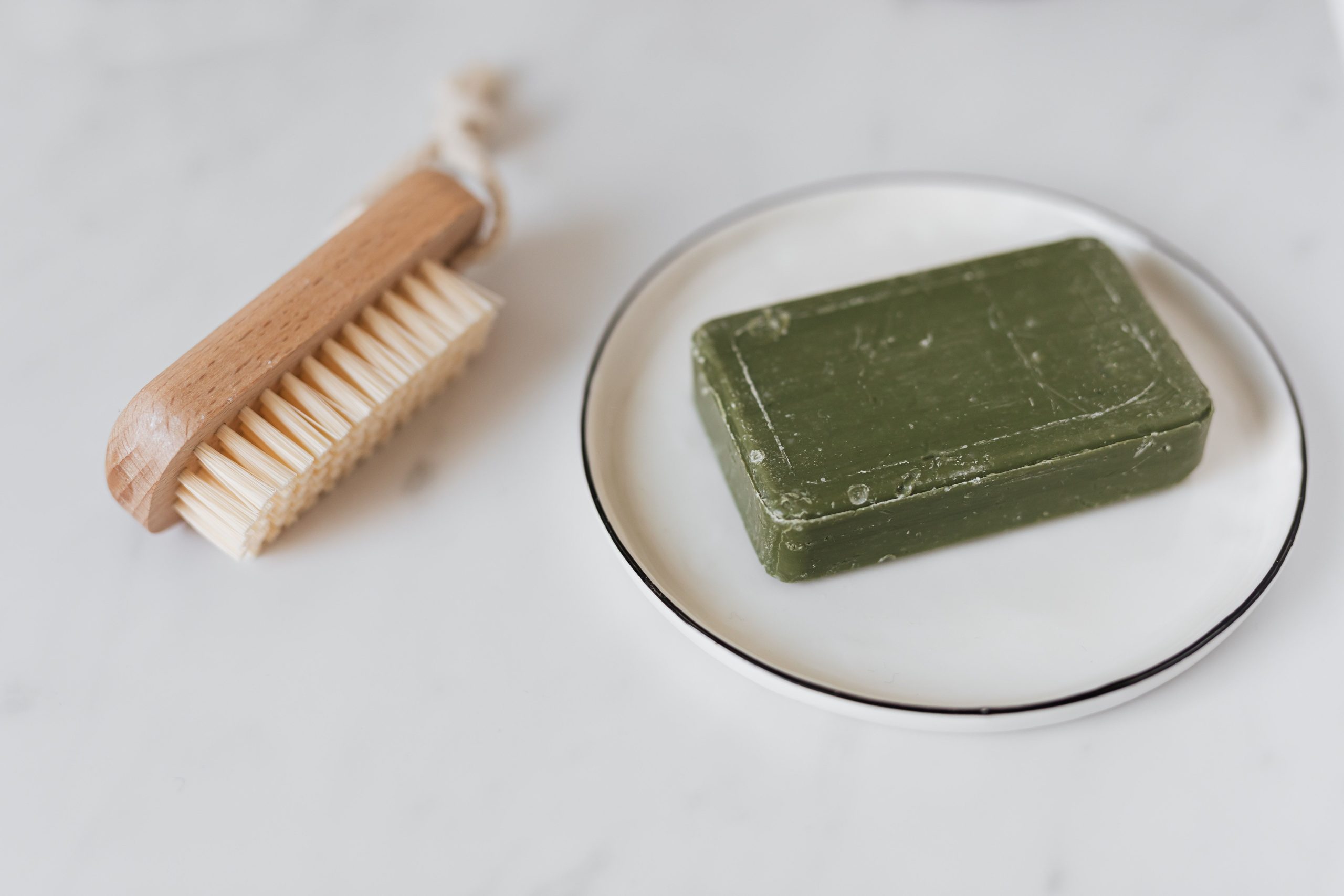 Savon bio vert et brosse bois minimaliste