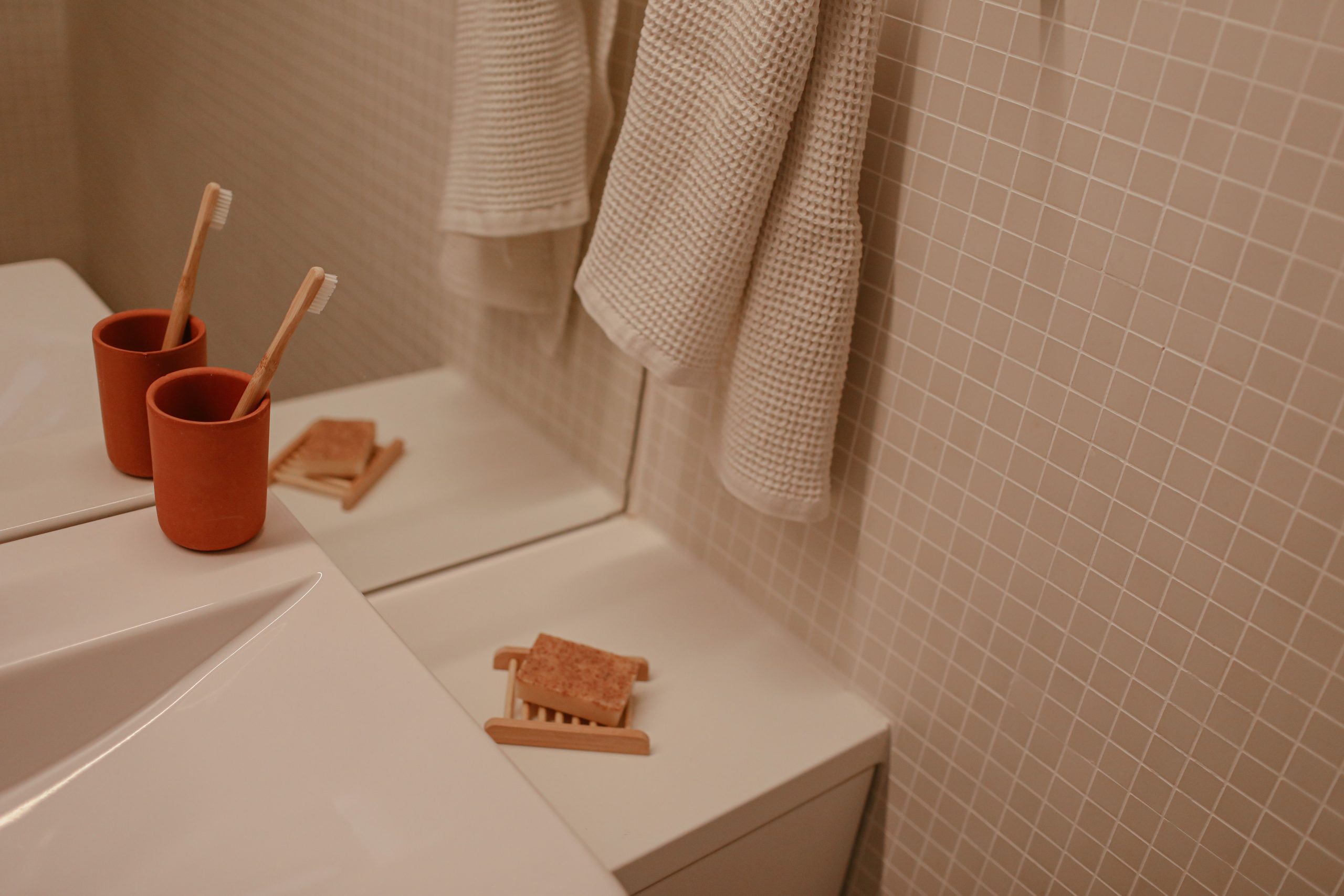 Salle bain moderne avec savon et accessoires