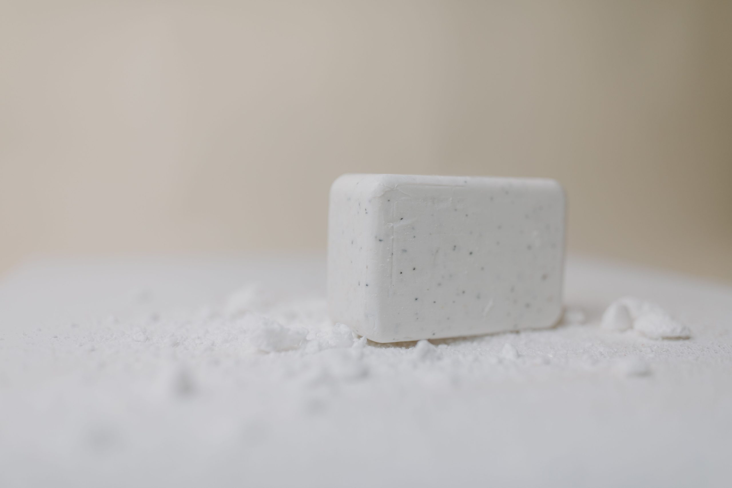 Savon solide blanc poudré minimaliste hygiène
