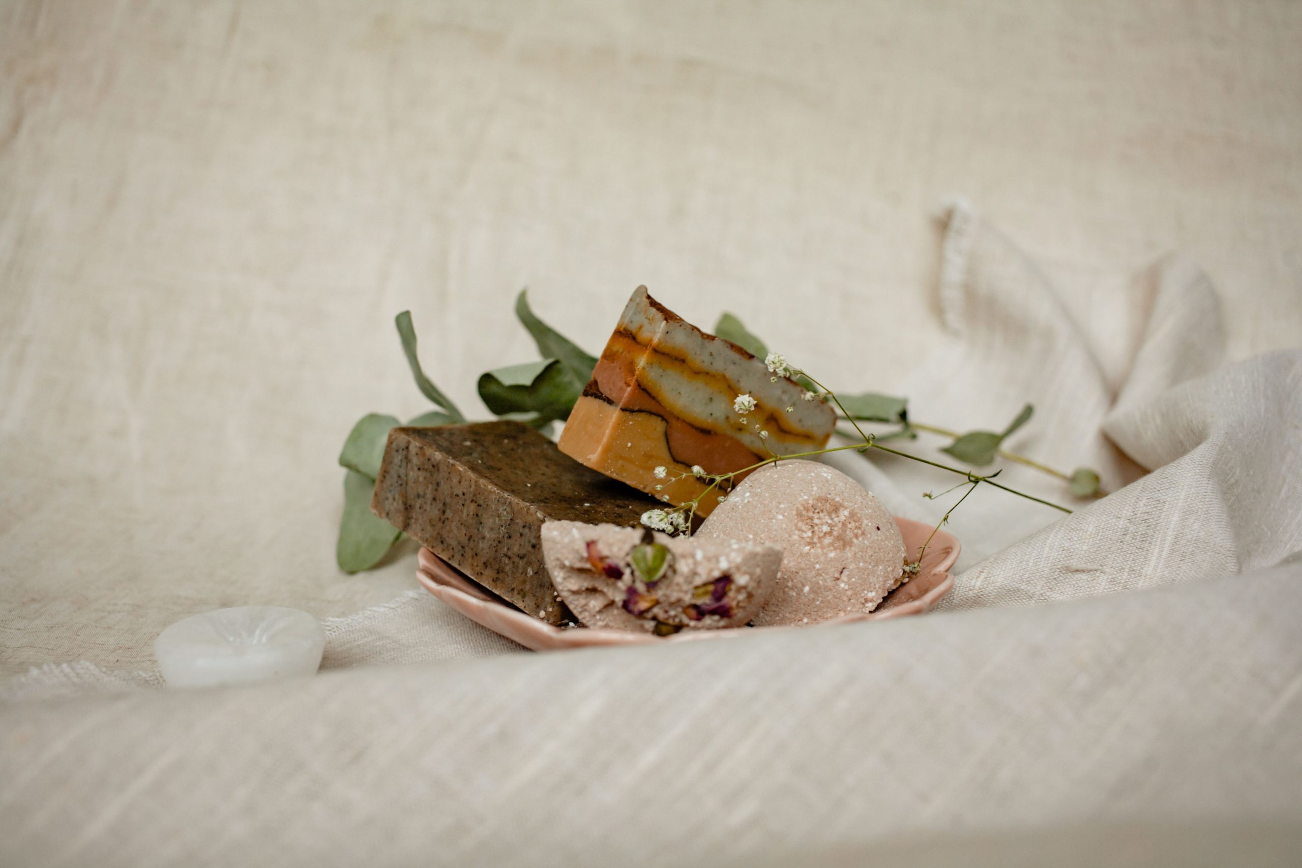 Savons artisanaux faits main avec feuilles naturelles