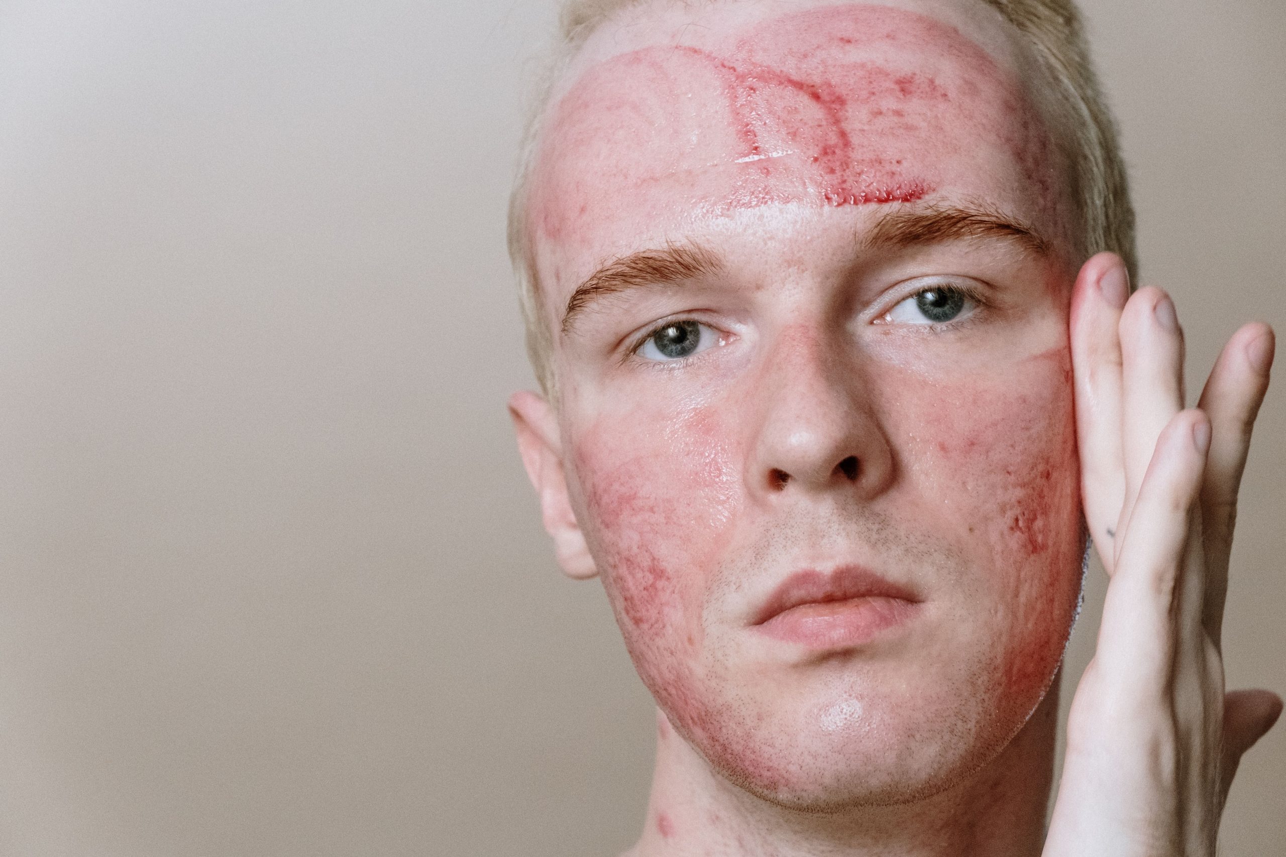 Homme avec masque traitement rouge pour soin de la peau
