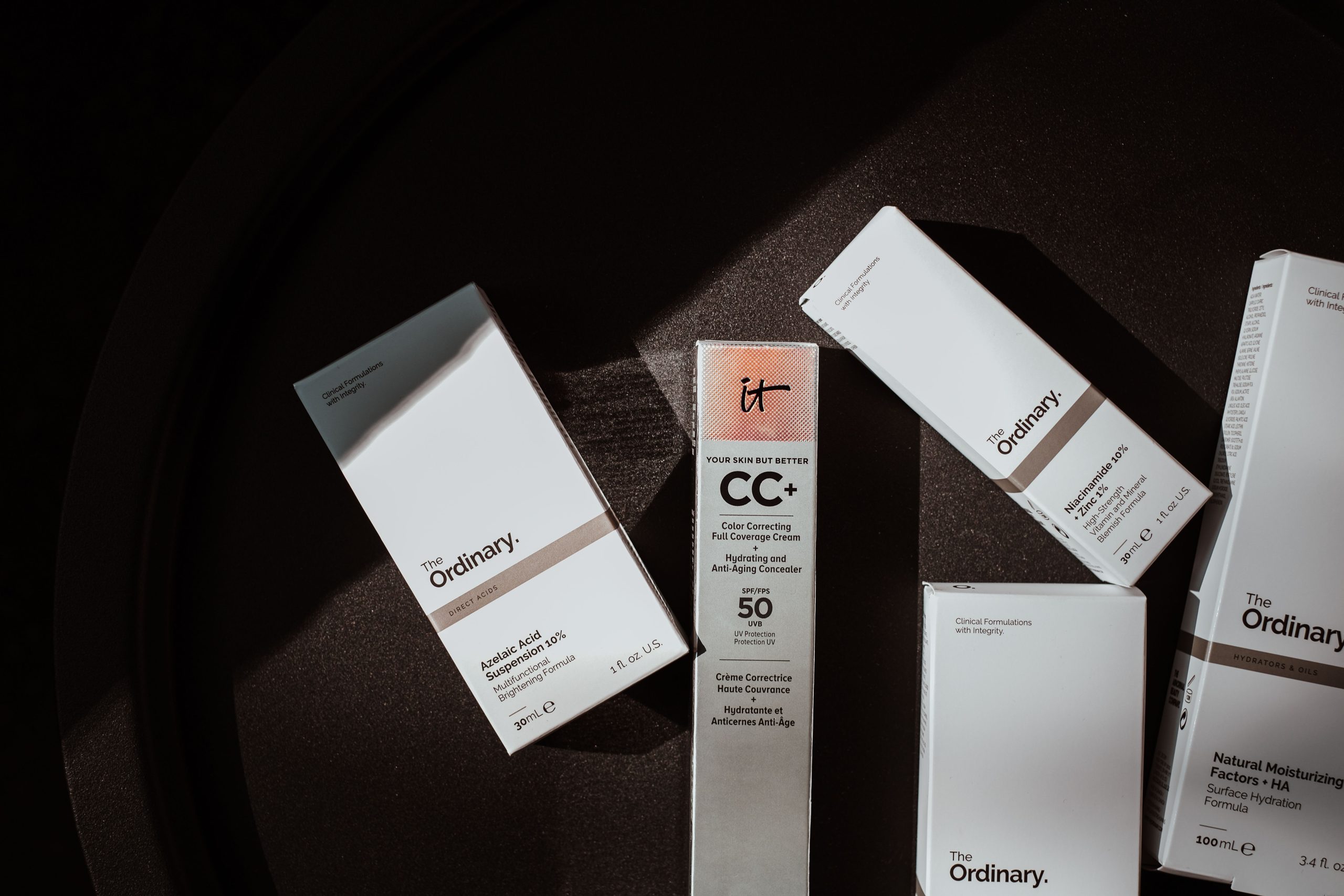Mise en scène raffinée de produits de soin visage