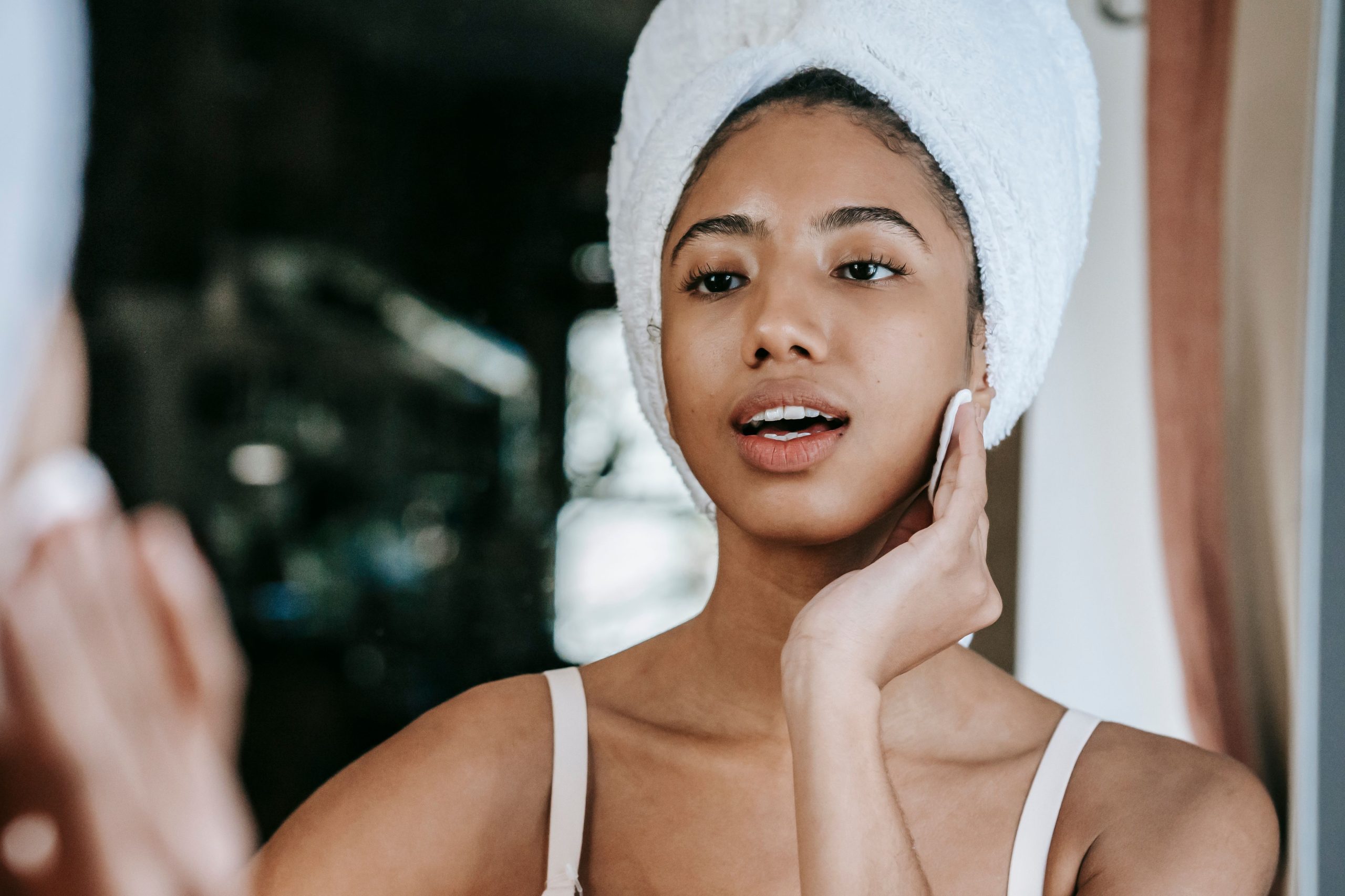 Femme nettoyant son visage avec un disque démaquillant
