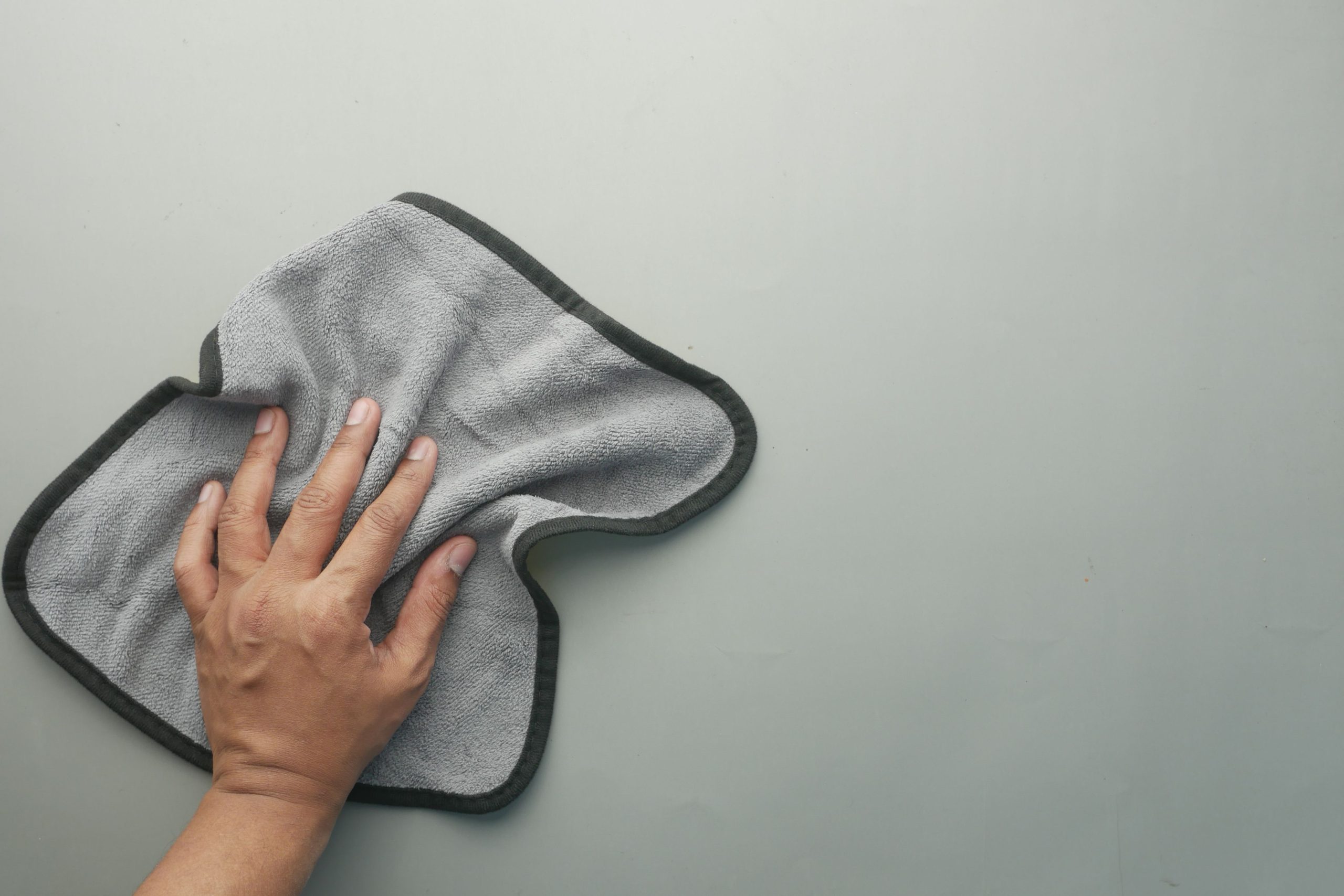 Main nettoyant table avec lingette microfibre grise