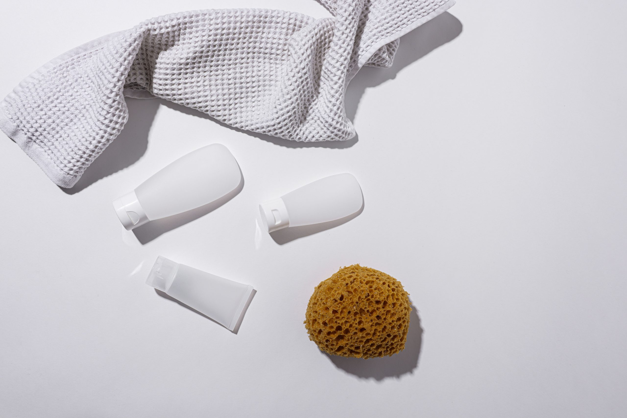 Arrangement minimaliste de produits salle de bain