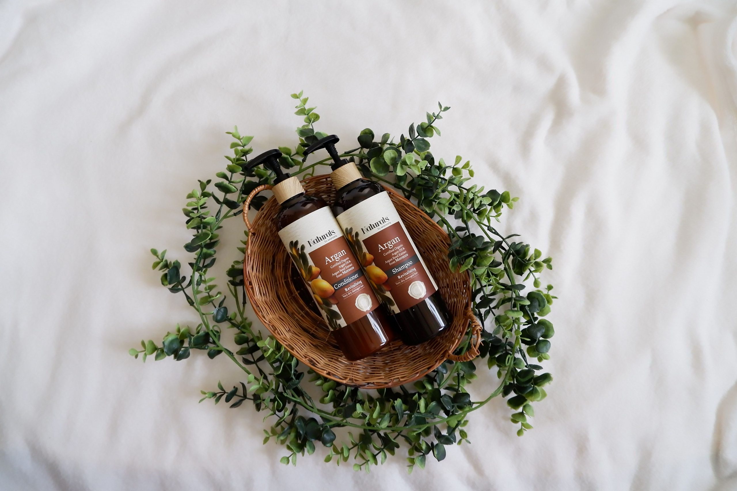 Shampoing et après-shampoing à l'huile d'argan dans un panier