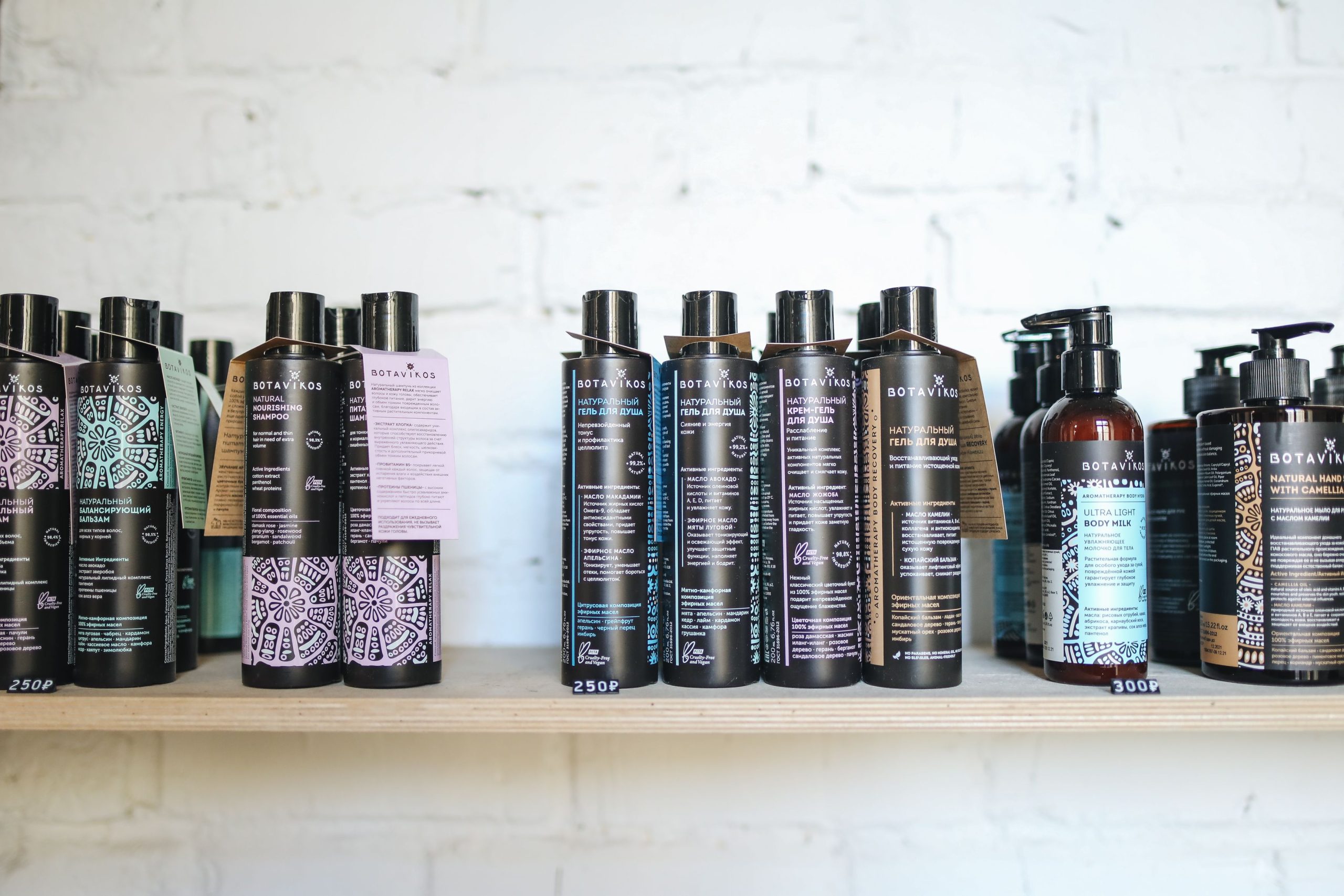 Flacons de cosmétiques naturels sur étagère en bois