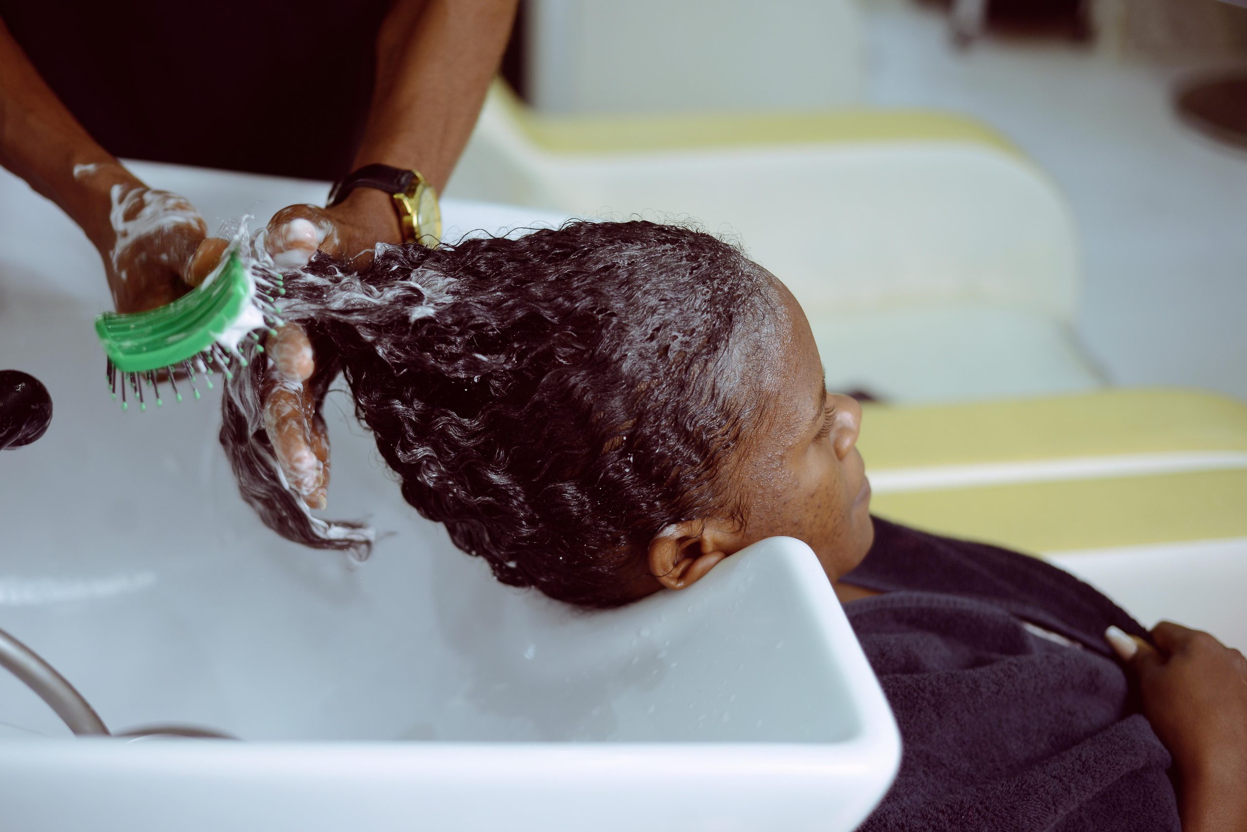 Femme recevant un shampooing mousseux en institut