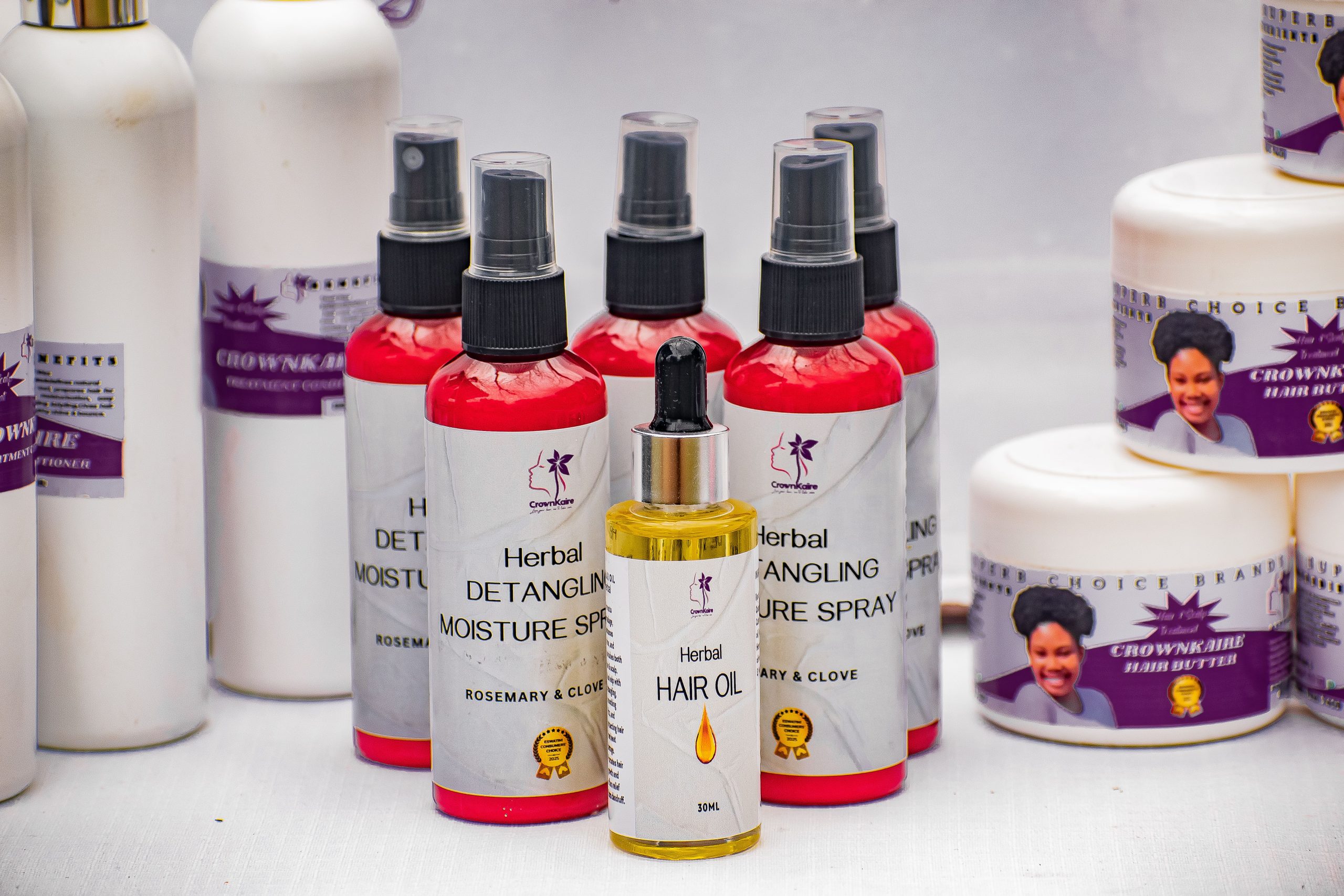 Produits capillaires et spray démêlant sur une étagère