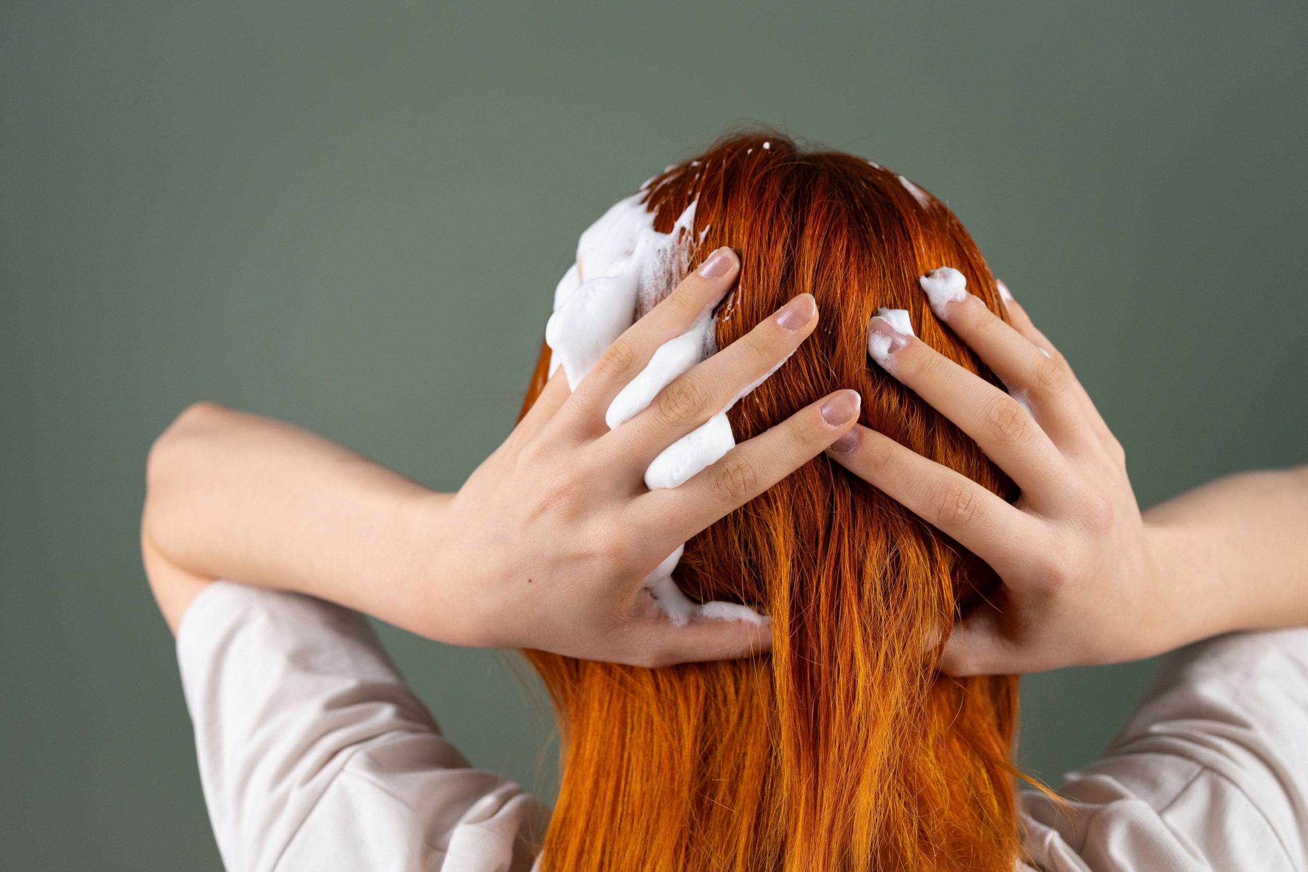 Lavage de cheveux roux vu de dos